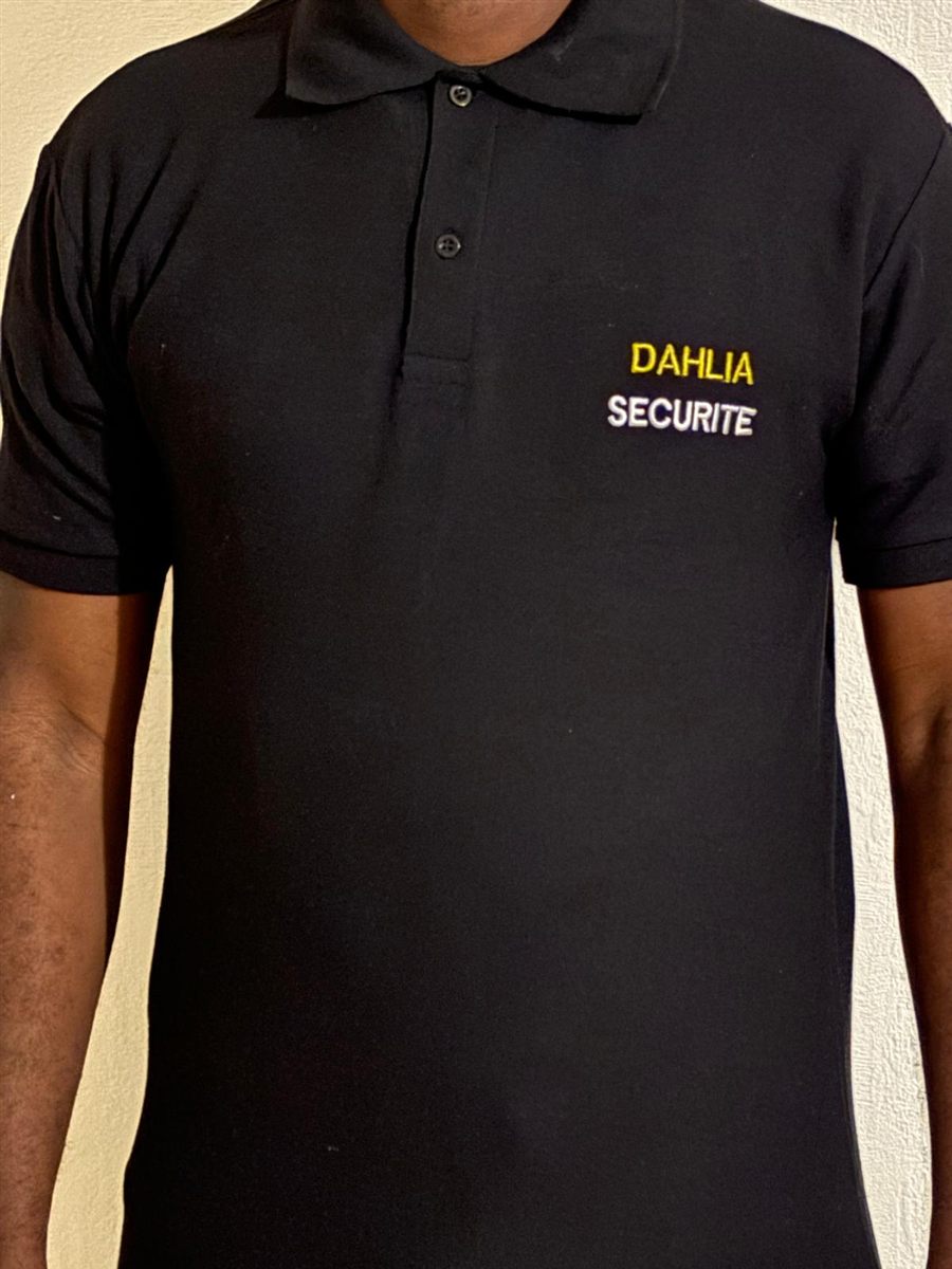 Agent DAHLIA SÉCURITÉ en polo noir brodé aux couleurs de la société